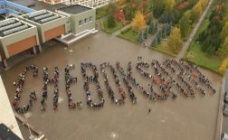 В преддверии форума «Россия — спортивная держава» две тысячи чебоксарских студентов выстроились в живое слово CHEBOKSARY