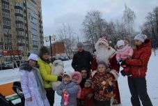 Дед Мороз и Снегурочка в студенческом сквере поздравили детей